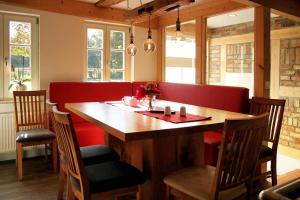 - une salle à manger avec une table et des chaises en bois dans l'établissement Ferienhaus Schloßblick, à Quedlinbourg