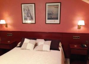 A bed or beds in a room at Hotel La Seu