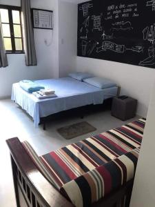 1 dormitorio con cama y pizarra en la pared en Hangar Rio Hostel, en Río de Janeiro