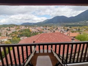 Vista general de una montaña o vista desde la casa de huéspedes