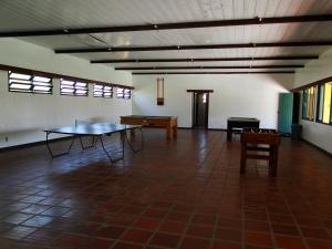 Habitación con 2 mesas de ping pong y 2 mesas de billar en Casa com piscina para família, en Florianópolis