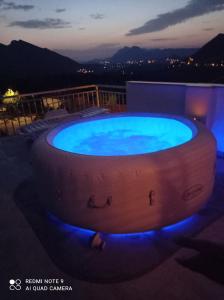 布雷拉Panoramico apartment, private jacuzzi的一座建筑物屋顶上的热水浴缸