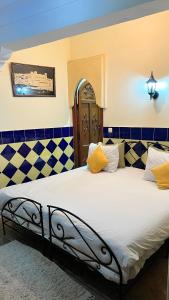 Tempat tidur dalam kamar di Riad Hôtel Belleville Marrakech