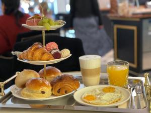 un vassoio con due piatti di prodotti per la colazione e bevande di Merveilleux a Gand