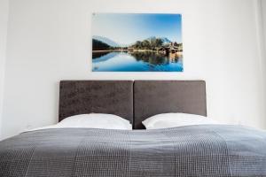 een slaapkamer met een groot bed met een foto aan de muur bij Hotel Wallern Garni in Wallern an der Trattnach