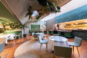 Un restaurant u otro lugar para comer en Aparthotel Atenea Barcelona