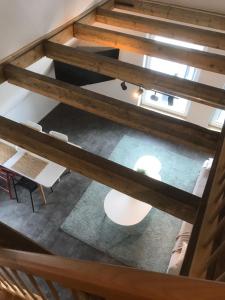 uma vista superior de um quarto com uma mesa e cadeiras em Metropol Apartments & Suites em Tübingen