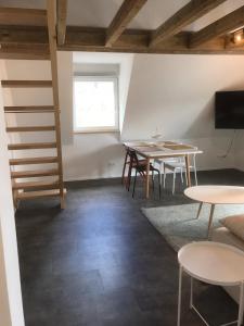 uma sala de estar com mesa e cadeiras em Metropol Apartments & Suites em Tübingen