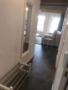 uma sala de estar com um espelho e uma cadeira em Metropol Apartments & Suites em Tübingen