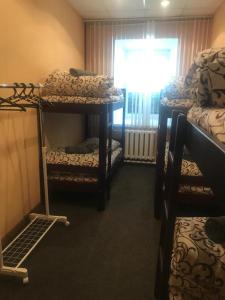 DESYATINNAYA Hostel tesisinde bir odada yatak veya yataklar