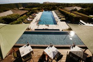 een uitzicht over het zwembad van een resort bij Hôtel & Spa Version Maquis Citadelle in Bonifacio