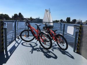 duas bicicletas estacionadas numa ponte junto à água em De Thuiskamer in Grou als B&B of Vakantiehuis em Grou