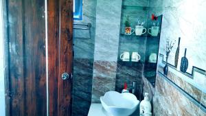 baño con lavabo blanco y puerta de madera en Sena home 3*3*Near Danang Dragon bridge*Han river, en Da Nang