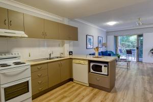 Кухня или мини-кухня в Townsville Southbank Apartments
