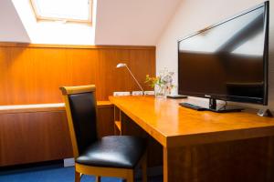 a desk with a computer monitor on top of it at Pension Freiraum Guesthouse Berlin in Berlin