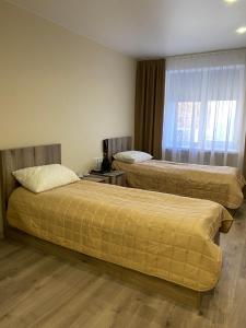 pokój hotelowy z 2 łóżkami i oknem w obiekcie Prestige Apartments Berezinka w mieście Dniepr