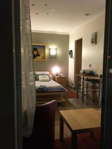 - une chambre avec un lit et une table dans l'établissement La Chambre des Amis, à Parthenay