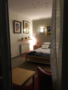 - une chambre avec un lit et une table dans l'établissement La Chambre des Amis, à Parthenay