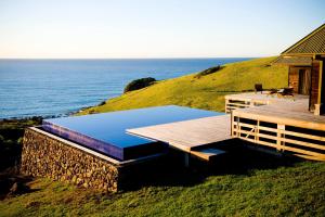 dom z basenem na wzgórzu nad oceanem w obiekcie Ocean Farm w mieście Gerringong