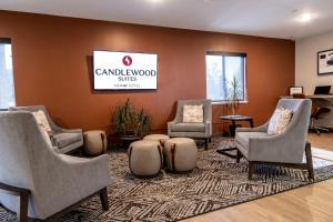 Гостиная зона в Candlewood Suites East Lansing, an IHG Hotel