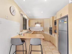 Kitchen o kitchenette sa Home Way From Home at Shoal Bay