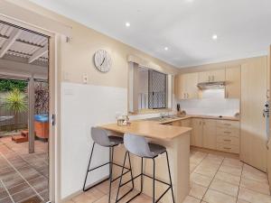 Kitchen o kitchenette sa Home Way From Home at Shoal Bay