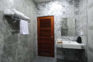 y baño con lavabo y espejo. en Barong Resort, en Ban Phe