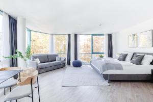 a white living room with a bed and a couch at limehome Köln Friesenplatz - Digital Access in Cologne