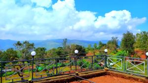 een balkon met uitzicht op een park bij Dadaji Cottage, a unit of DADAJI VILLA in Panchgani