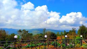 een balkon met uitzicht op de bergen bij Dadaji Cottage, a unit of DADAJI VILLA in Panchgani