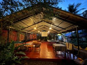 Un restaurante u otro lugar para comer en Hope Hostels, Varkala - Helipad