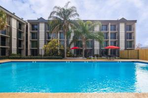 Swimmingpoolen hos eller tæt på Ramada by Wyndham Metairie New Orleans Airport