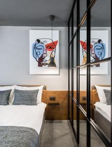 Säng eller sängar i ett rum på 7 Rooms Suites