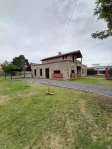 un bâtiment en pierre avec une pelouse devant lui dans l'établissement Casa Arguello, à Córdoba