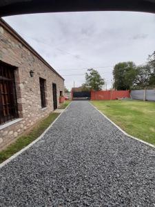 une allée en gravier à côté d'un bâtiment en briques dans l'établissement Casa Arguello, à Córdoba