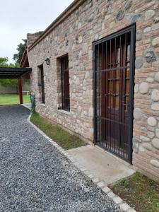 un bâtiment en pierre avec un portail sur son côté dans l'établissement Casa Arguello, à Córdoba