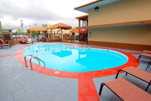 ein großer Pool vor einem Hotel in der Unterkunft Best Western Center Pointe Inn in Branson