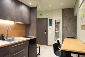 A kitchen or kitchenette at City Twins