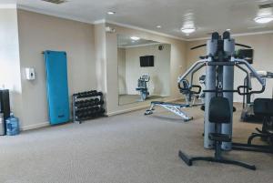 Zimmer mit einem Fitnessraum mit Laufband und Spiegel in der Unterkunft Days Inn & Suites by Wyndham Clovis in Clovis