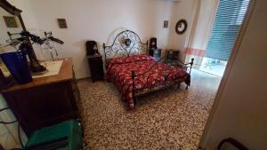 1 dormitorio con 1 cama con colcha roja en B&B Sa Cannacca, en Olbia