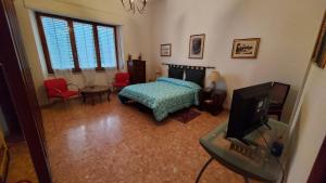 1 dormitorio con 1 cama y TV de pantalla plana en B&B Sa Cannacca, en Olbia