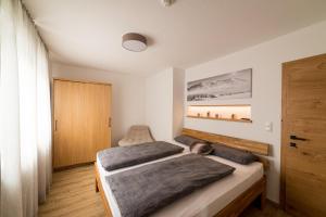 um quarto com 2 camas e uma janela em Alpen-Lounge Apartment 17 em Fügen