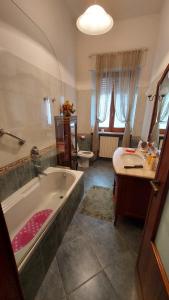 y baño con bañera, lavabo y aseo. en B&B Sa Cannacca, en Olbia