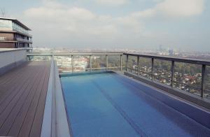 uma piscina no telhado de um edifício em Triiiple Suites Level 21 mit Balkon und Tiefgarage em Viena