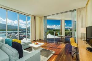 - un salon avec vue sur le port dans l'établissement Shangri-La The Marina, Cairns, à Cairns