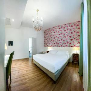 Tempat tidur dalam kamar di Rimini Suite Hotel