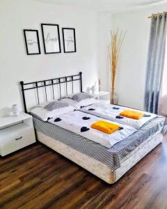 A bed or beds in a room at No°21 Apartman