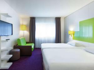 Un pat sau paturi într-o cameră la ibis Styles Chalon sur Saône