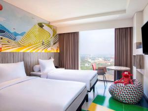 Cama ou camas em um quarto em ibis Styles Bandung Grand Central