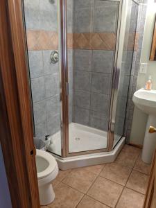 Bathroom sa Studio apartment 15 minute walk to plaza